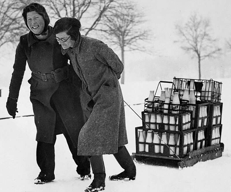 Две женщины доставляли молоко в Нортгемптоне на санях в суровую зиму 1947 года. Англия