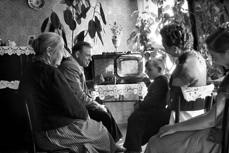 Загорская семья смотрит телевизор "Ленинград Т-1". 1957 год