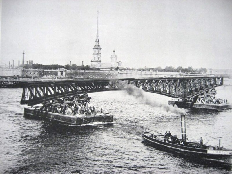  Строительство Троицкого моста в Петербурге 1901 год. Перевозка ферм левого крайнего пролета