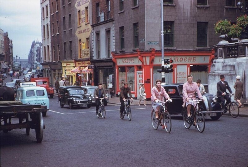 Дублин, велосипедисты около ратуши, 1961 год