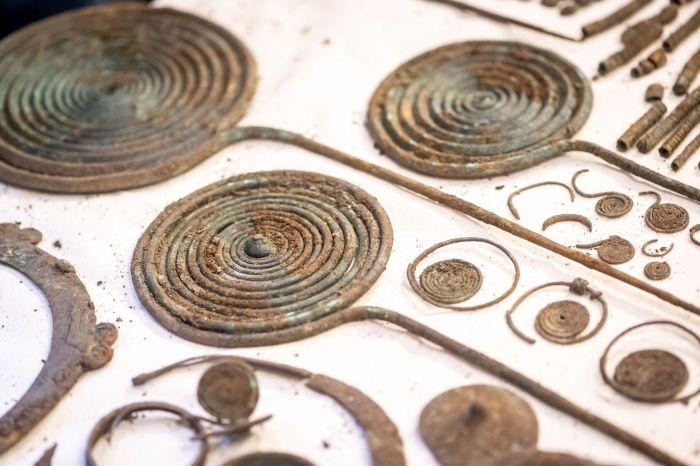 В торфянике в Польше нашли древние человеческие останки и десятки бронзовых украшений