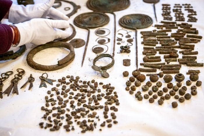 В торфянике в Польше нашли древние человеческие останки и десятки бронзовых украшений