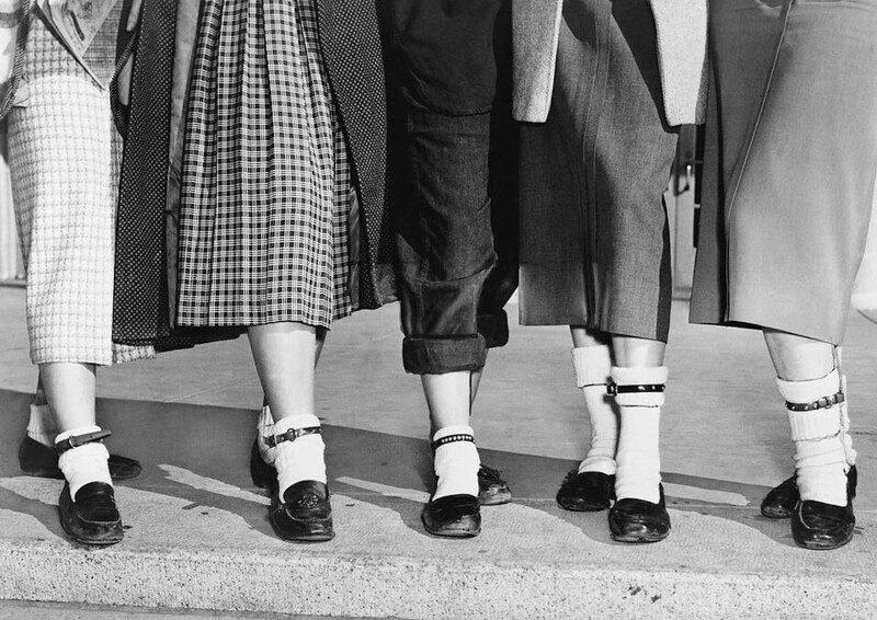 Девушки подростки с собачьими ошейниками на щиколотках. Они носили их справа, если у них был парень, и слева, если они были одиноки, 1953 год