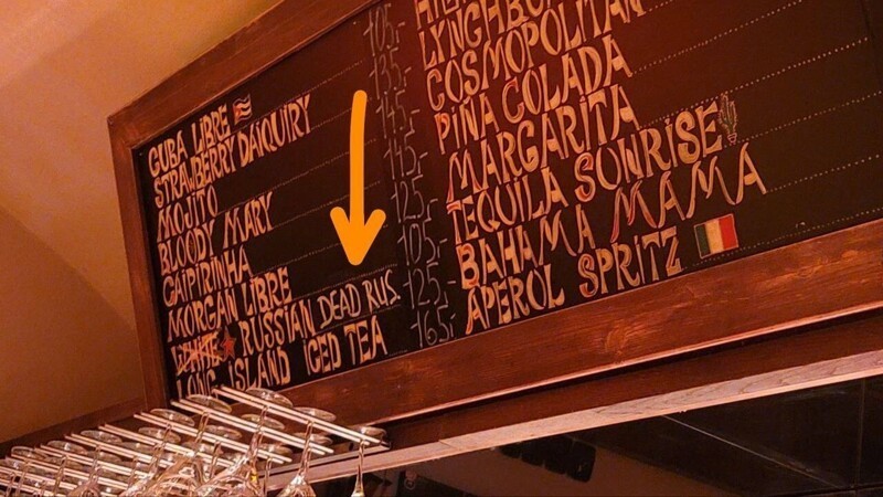 Кафе "Бар 23" в Праге, Чехия. В меню вместо коктейля "Белый русский" подаётся "Мёртвый русский"