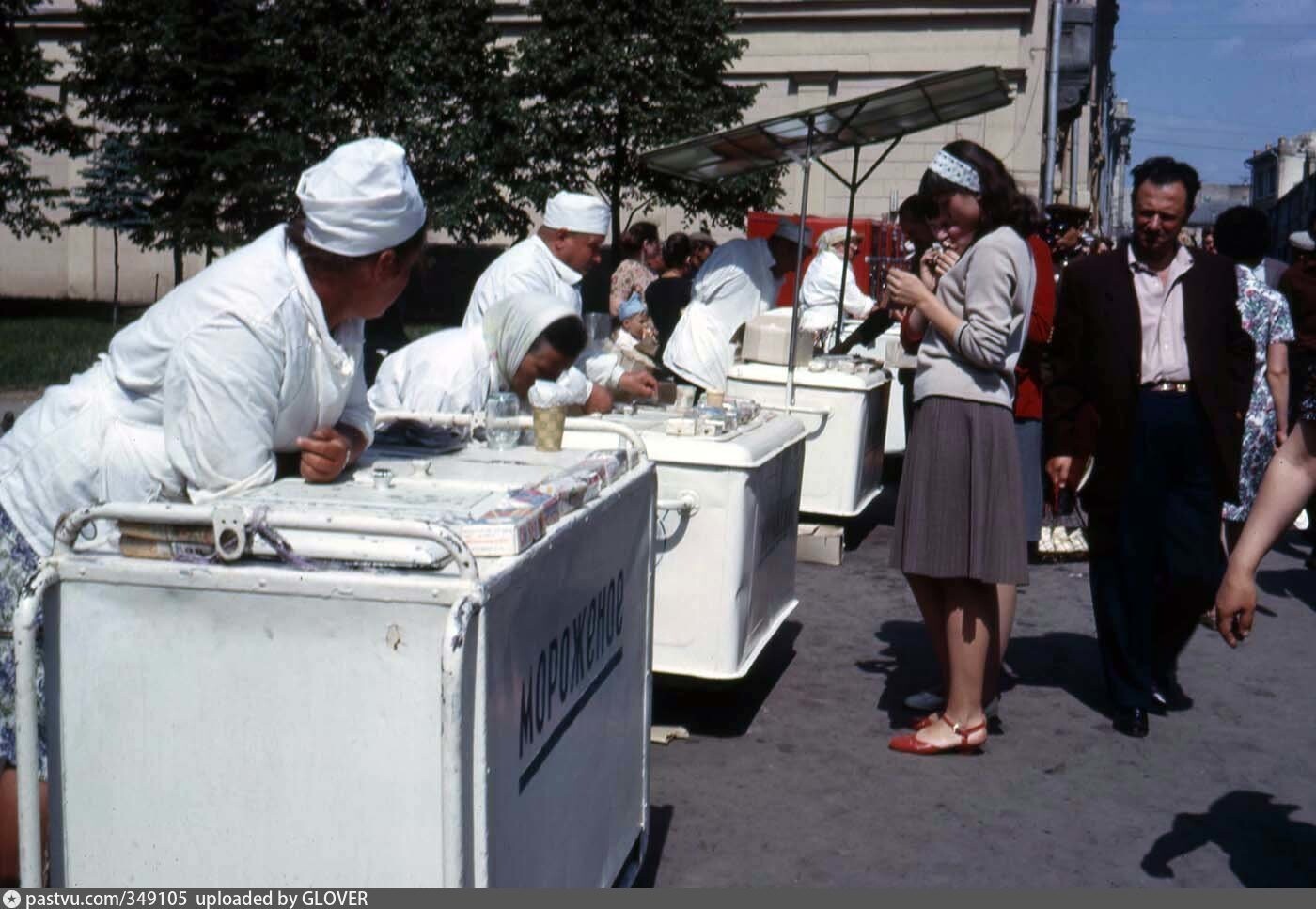 Раньше продавали. 1960 Год СССР мороженое. Продавец мороженого СССР. Мороженщица СССР. Советское мороженое.