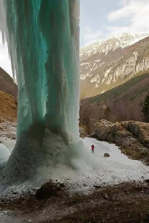 Впечатляющий замерзший водопад