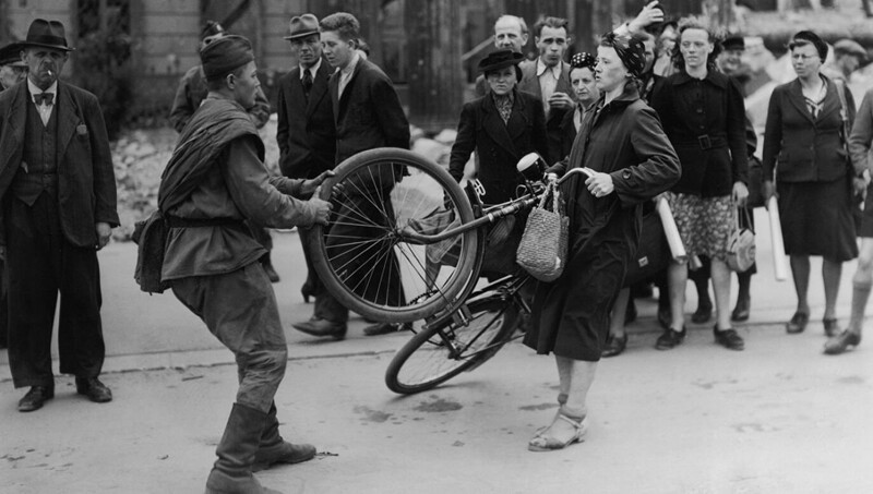 Советский солдат отбирает велосипед у возмущенной немки (1945 год): что не так с известным фото