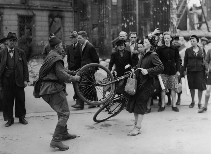 Советский солдат отбирает велосипед у возмущенной немки (1945 год): что не так с известным фото
