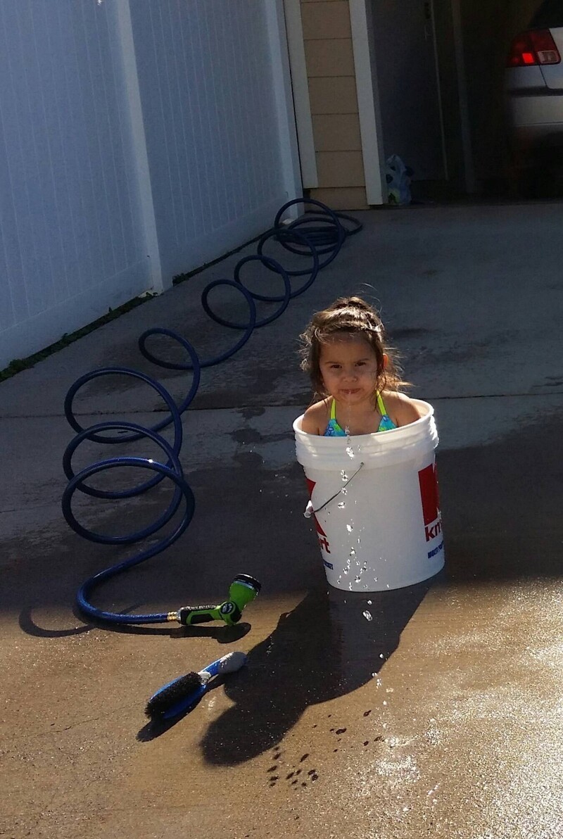 Дочь помогала мне мыть машину