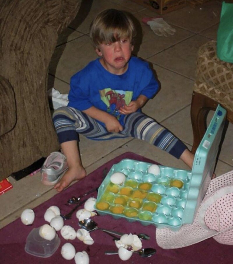 Наш сынок хотел приготовить яичницу
