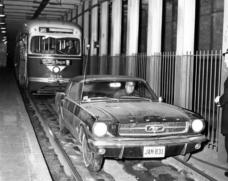 14 декабря 1965 года молодая девушка въехала на «Форд Мустанге» в метро Филадельфии после того, как ей сказали «следуйте по трамвайным путям»