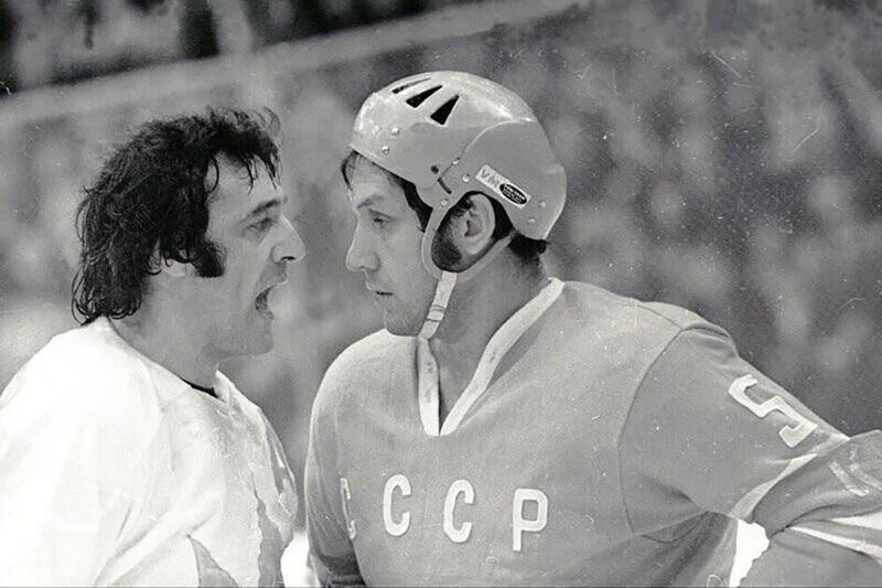 Александр Рагулин (справа) из советской хоккейной команды лицом к лицу с Филом Эспозито из канадской команды во время игры на центральном стадионе имени Ленина в Москве, 26 сентября 1972 год