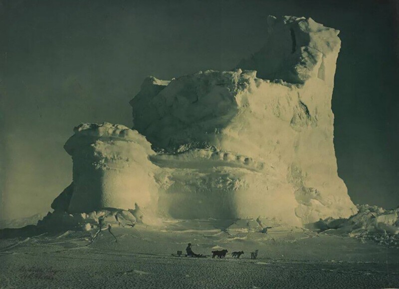 Замок Берг. Ледяная гора как крепость. Фото Британской антарктической экспедиции, автор Хеберт Джордж Понтинг, 1911 год