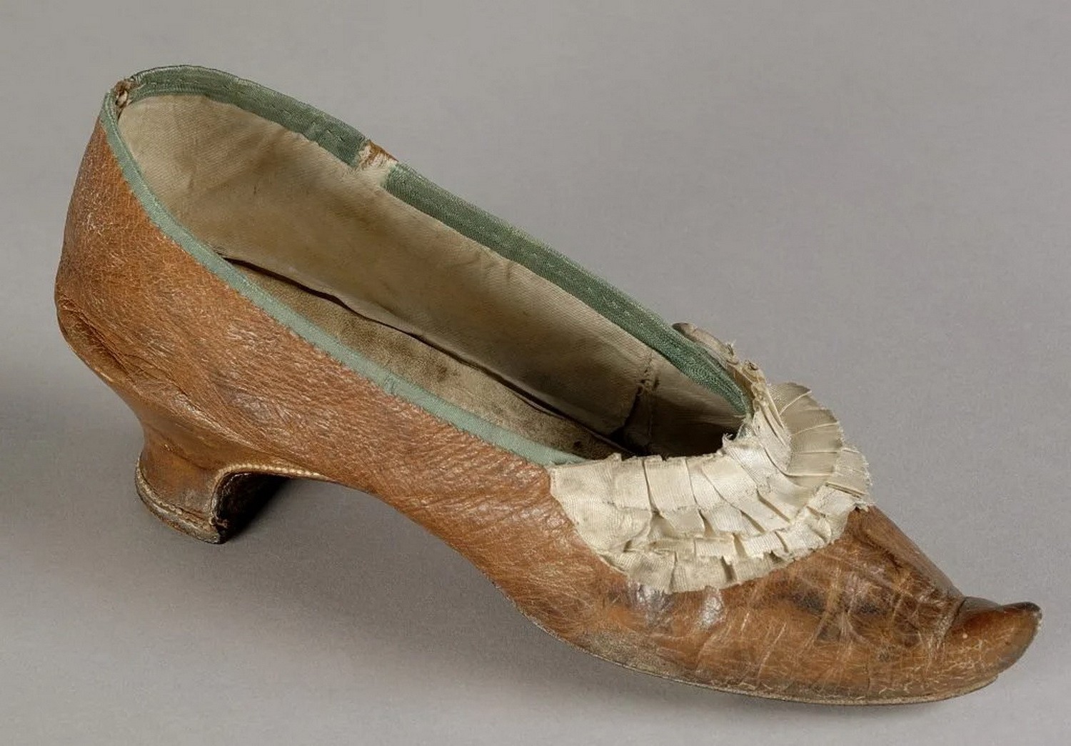 Marias обувь. Обувь Марии Антуанетты. Туфелька Марии Антуанетты. Туфелька Марии Антуанетты аукцион.
