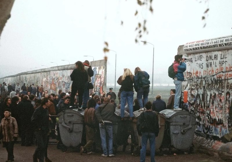 7. "Падение Берлинской стены"
