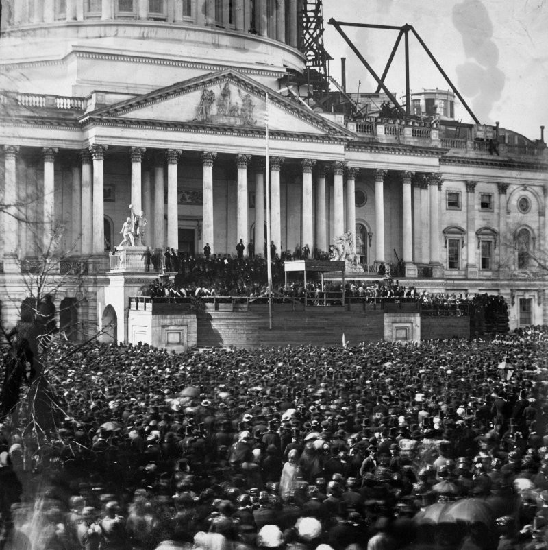 15. Вот фото с первой инаугурации Авраама Линкольна в 1861 году. Ищите цилиндр, не ошибетесь