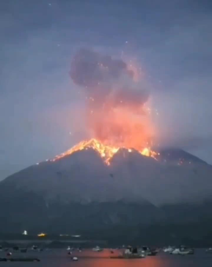 Вулкан начал извергаться. Сакурадзима вулкан извержение 2023. Японский вулкан Сакурадзима. Вулкан Сакурадзима извергается. Сакурадзима вулкан последнее извержение.