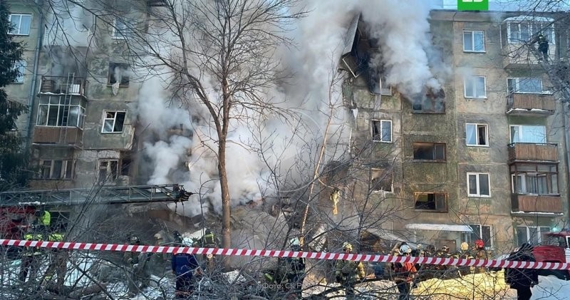 "Полдома нет!": в Новосибирске при взрыве газа обрушился подъезд пятиэтажки