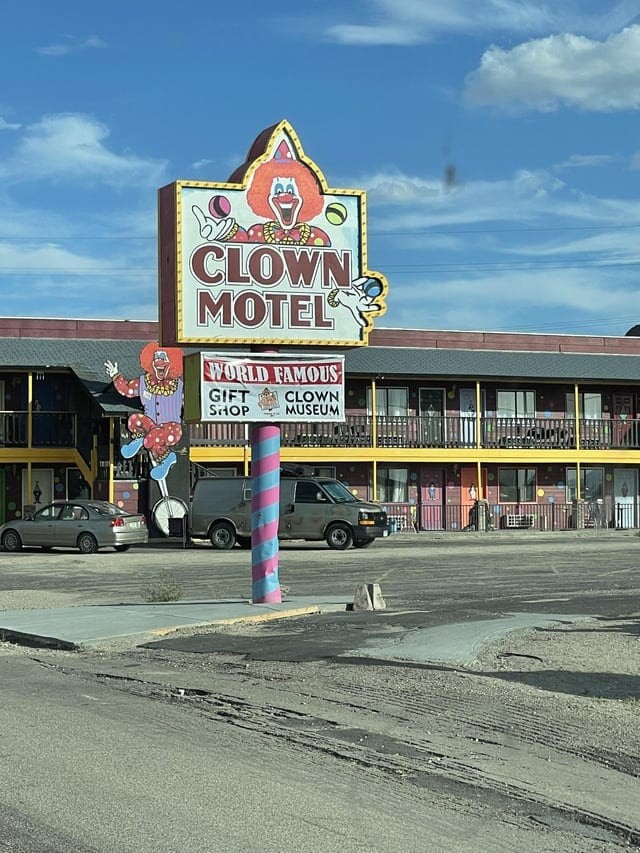 Мотель клоун. Clown Motel.