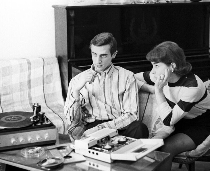 Фигуристы Людмила Пахомова и Александр Горшков во время выбора музыки для новой произвольной композиции, 1970 год