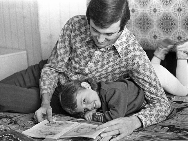 Советский баскетболист Сергей Белов с дочкой Наташей, 1974 год