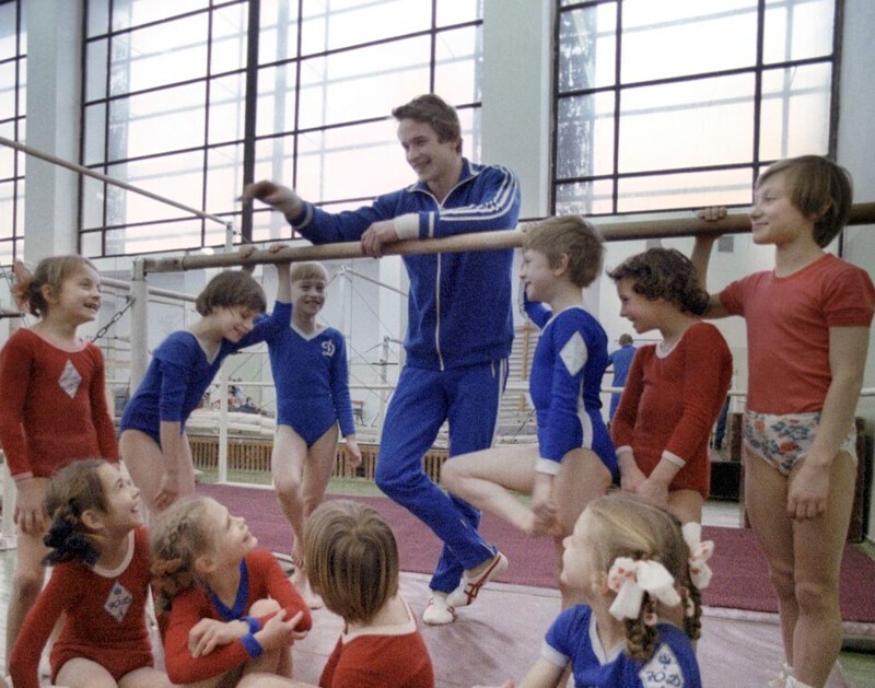 Советский гимнаст Александр Дитятин беседует с юными спортсменами, 1980 год