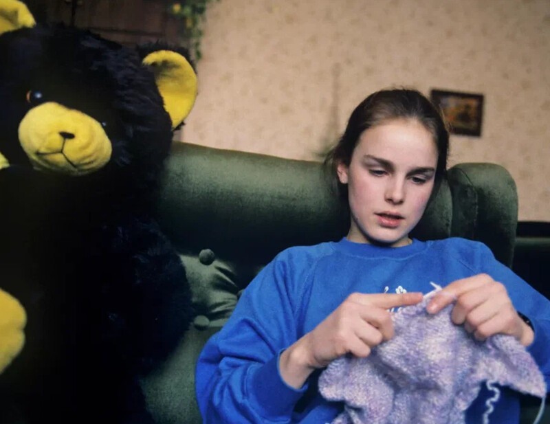 Екатерина Гордеева вяжет на спицах у себя дома, 1988 год