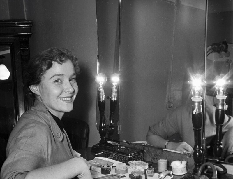 Актриса Руфина Нифонтова в гримерной перед началом спектакля, 1958 год