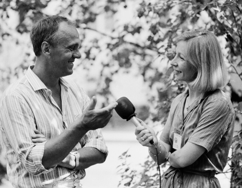 Югославский журналист Ксения Стоянович берет интервью у Владимира Меньшова на XII Международном кинофестивале в Москве, 1981 год