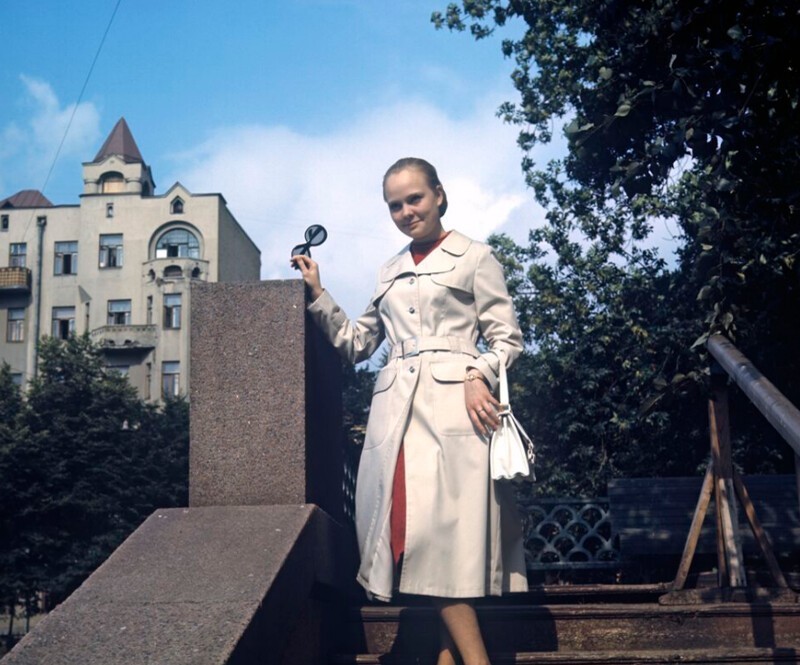 Наталья Белохвостикова недалеко от своего дома, Москва, 1971 год