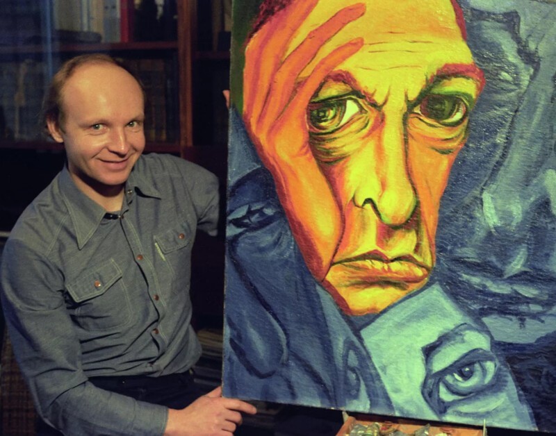 Андрей Мягков у себя дома с картиной «Портрет Олега Ефремова», 1978 год