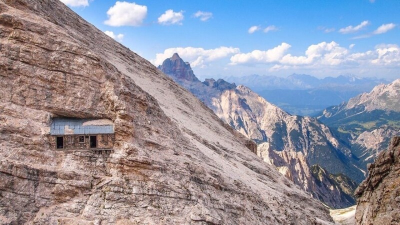 Буффа-ди-Перреро на высоте почти 2743 метра над уровнем моря, в итальянских Доломитовых горах
