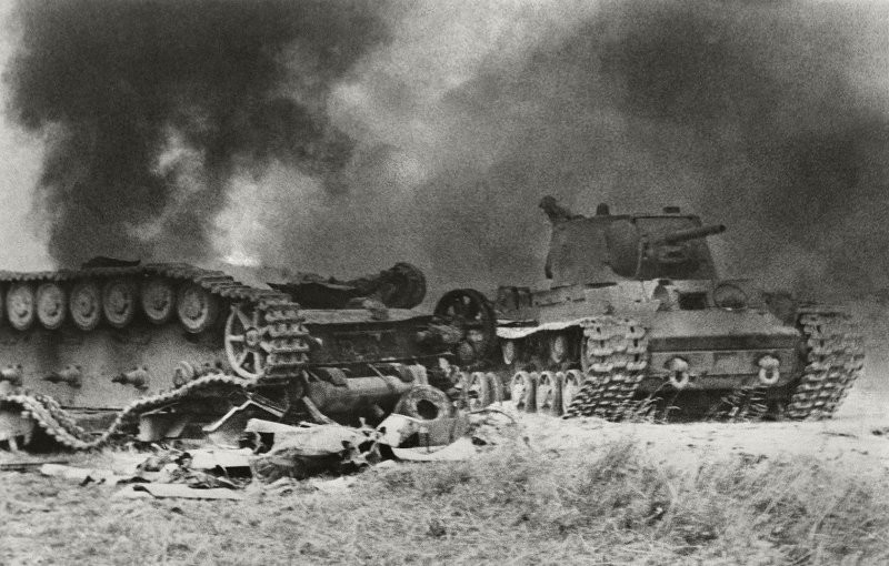 Советский танк КВ-1 возле подбитого немецкого танка Pz.Kpfw. IV на поле боя. Курская дуга, июль-август 1943 года