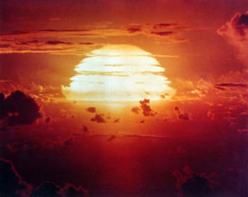 Это не фотография садящегося за горизонт солнца. Так выглядел взрыв американской водородной бомбы на атолле Эниветок. 8 июля 1956 года