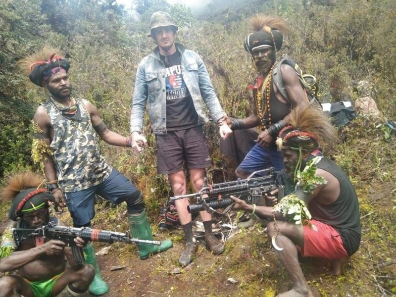 Лётчик из Новой Зеландии попал в плен к папуасам-повстанцам