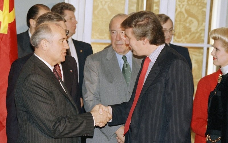 Михаил Горбачев обменивается рукопожатием с Дональдом Трампом перед завтраком в Госдепе США. 1987 год
