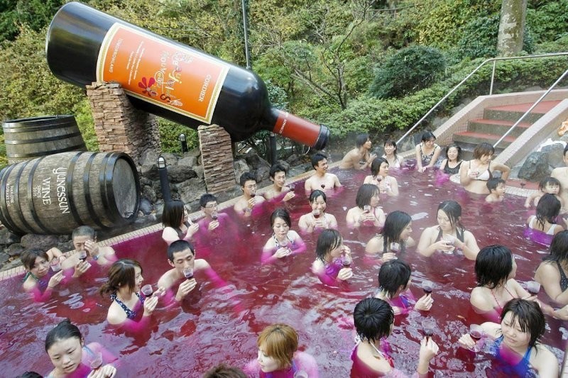  Kowakien Yunessun — спа-курорт с горячими источниками и парком водных развлечений в Хаконе, Япония. На фото знаменитые ванны с красным вином. 2008 год