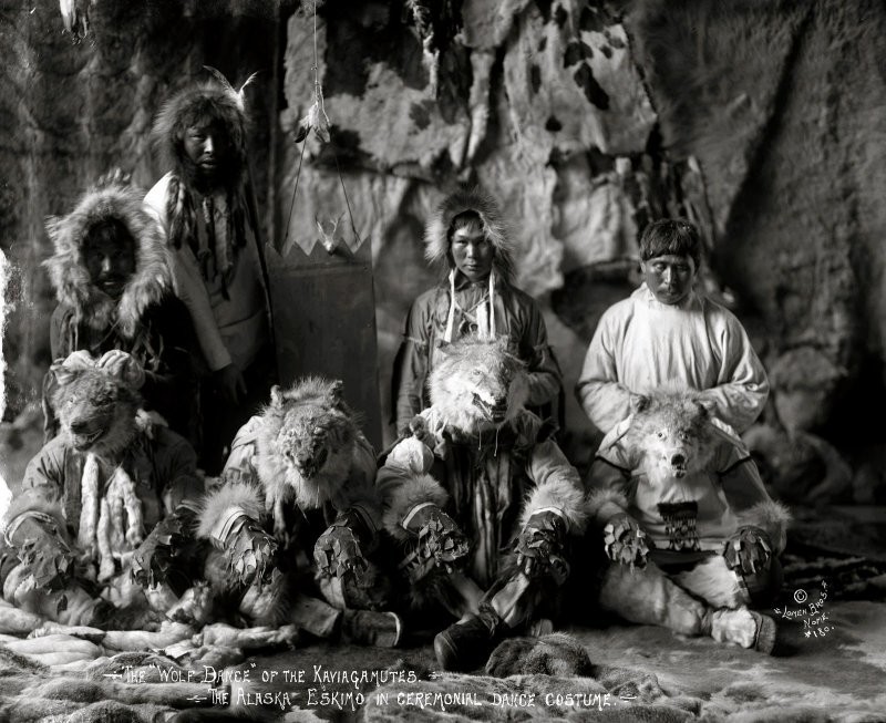 Аляскинские эскимосы в костюмах волка для исполнения ритуальных танцев, начало XX века