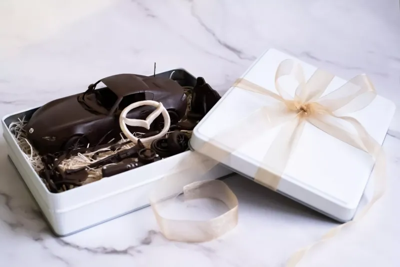 Эта очаровательная шоколадная Mazda MX-5 была сделана на День святого Валентина