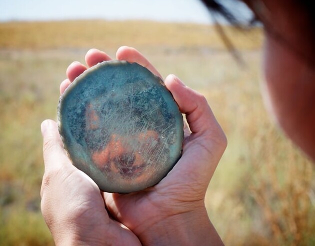 3. Самые ранние из известных изготовленных зеркал, их возраст примерно 8000 лет, найдены в городе Чатал-Хююк в Турции