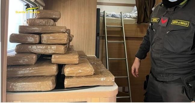 Итальянские наркодилеры перевозили 125 кг кокаина в головках пармезана и попались