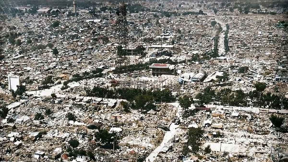 2 крупнейших землетрясения. Землетрясение Таншань 1976. Тянь-Шань землетрясение 1976. Землетрясение в Таншане, Китай, 1976 год. Землетрясение в Тянь Шань Китай 1976.