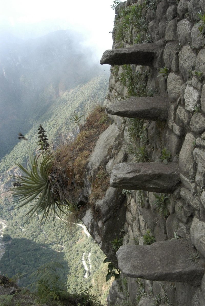 "Лестница смерти" - это часть каменных ступеней, построенных инками и ведущих на вершину Уайна-Пикчу, Перу