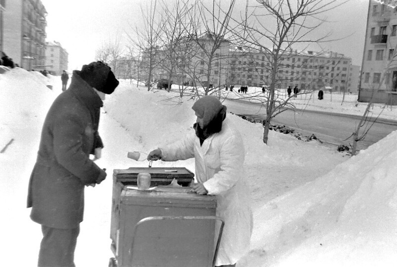 Новосибирск 1967 год. Крутые жители Новосибирска - они и зимой крутые!