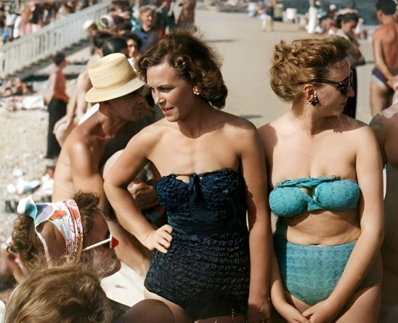 На пляже в Сочи. 1956 год. Фотограф Петер Бок-Шредер. Фото отреставрировано и раскрашено