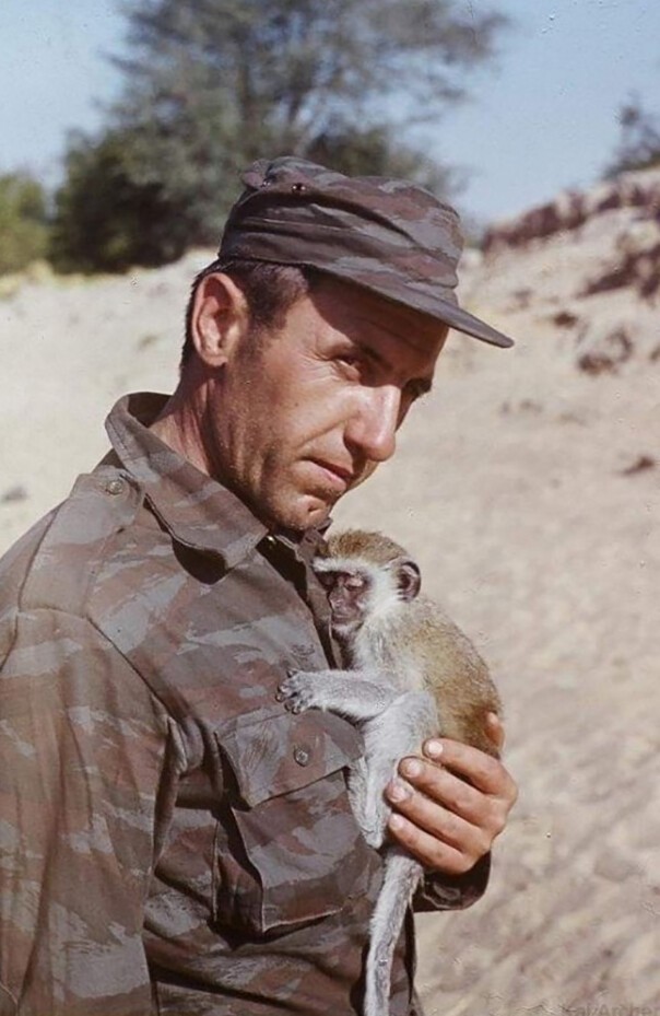 Советский подполковник Орест Коргут с обезьяной в Мулондо, провинция Уила, Ангола, 1982-83 гг.