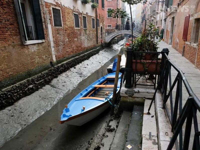 В Венеции пересохли знаменитые каналы, парализовав город