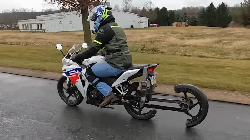 Сумасшедший мотоцикл с распиленным надвое задним колесом