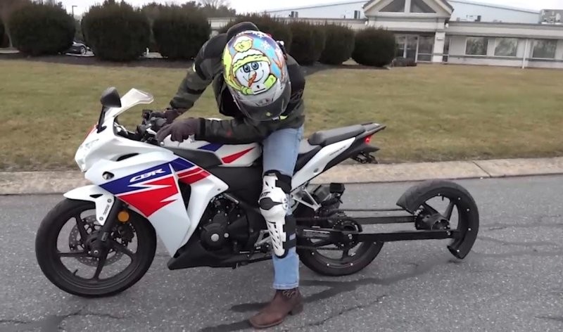 Сумасшедший мотоцикл с распиленным надвое задним колесом