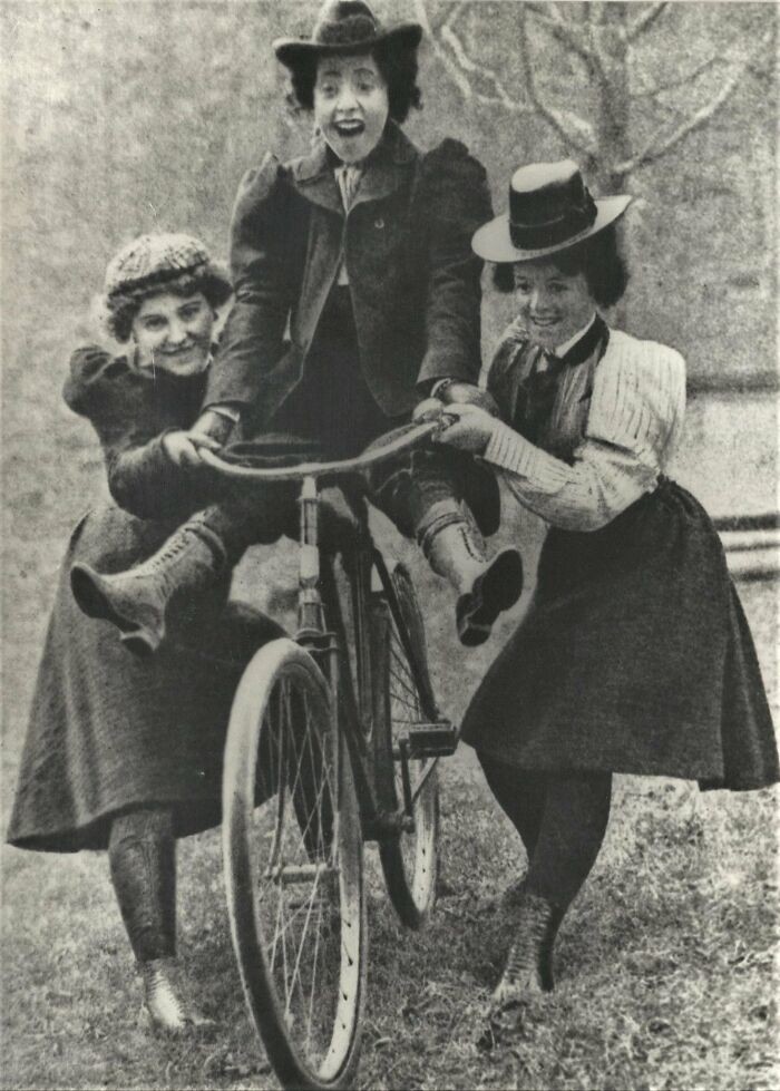 19. Девушка учится кататься на велосипеде, 1895 год. Фото Уильяма Гордона Дэвиса